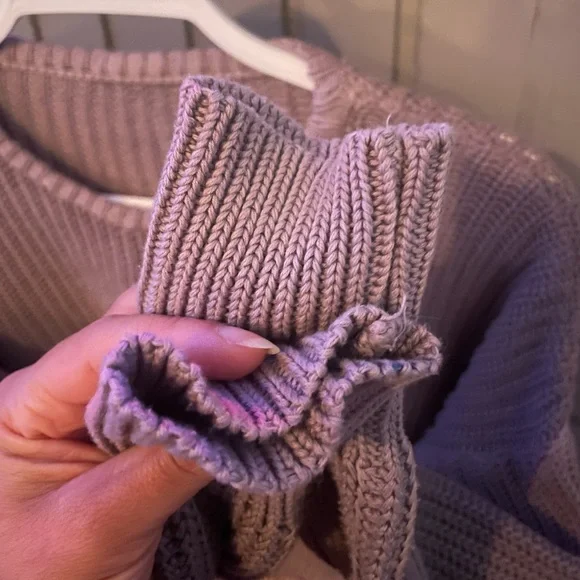 Brandy Melville Cropped Knit Sweater - Picture 9 of 9